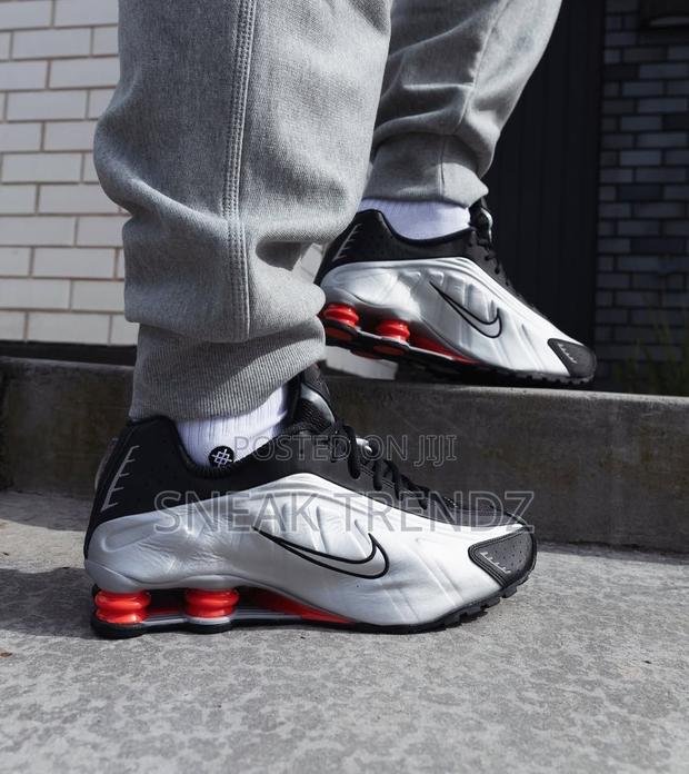 Nike Air Shox R4 Black Metallic Silver · Photo 3