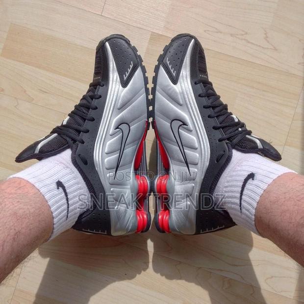 Nike Air Shox R4 Black Metallic Silver · Photo 2