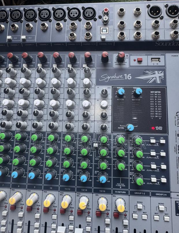 Sound Craft Signature 16-Channel Mixer · Photo 1