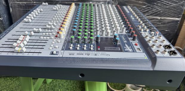 Sound Craft Signature 16-Channel Mixer · Photo 2
