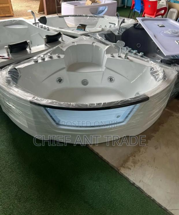 Jacuzzi Bath Triangular Jacu · Photo 1
