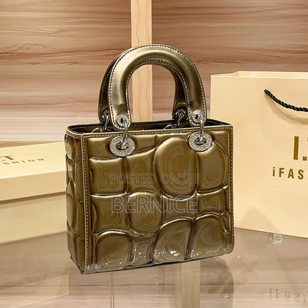 Glossy Handbag · Photo 1