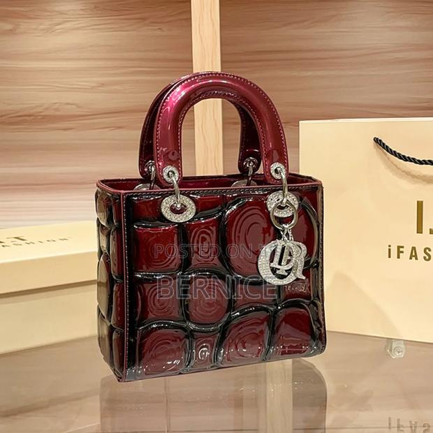 Glossy Handbag · Photo 2