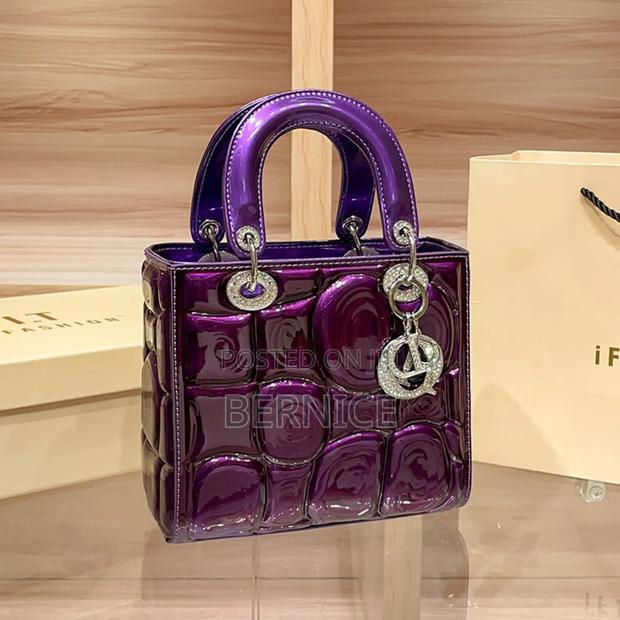 Glossy Handbag · Photo 3