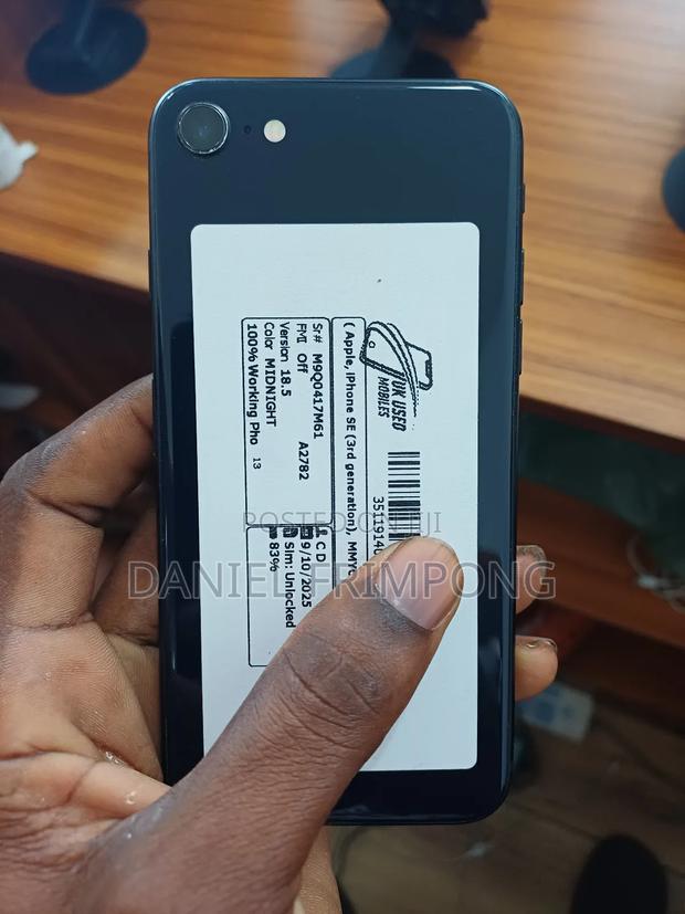 Apple iPhone SE (2022) 64 GB Gray · Photo 1