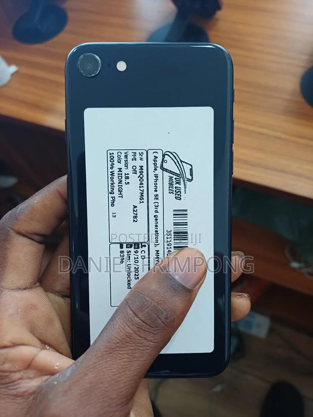 Apple iPhone SE (2022) 64 GB Gray · Photo 2