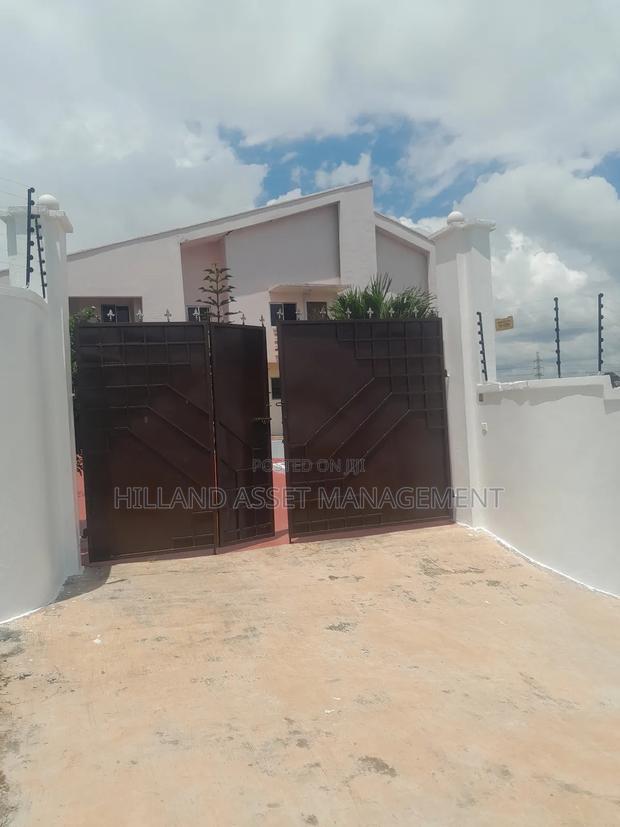 8bdrm House in Takoradi for sale · Photo 2