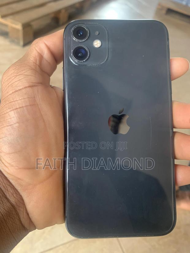Apple iPhone 11 64 GB Black · Photo 2