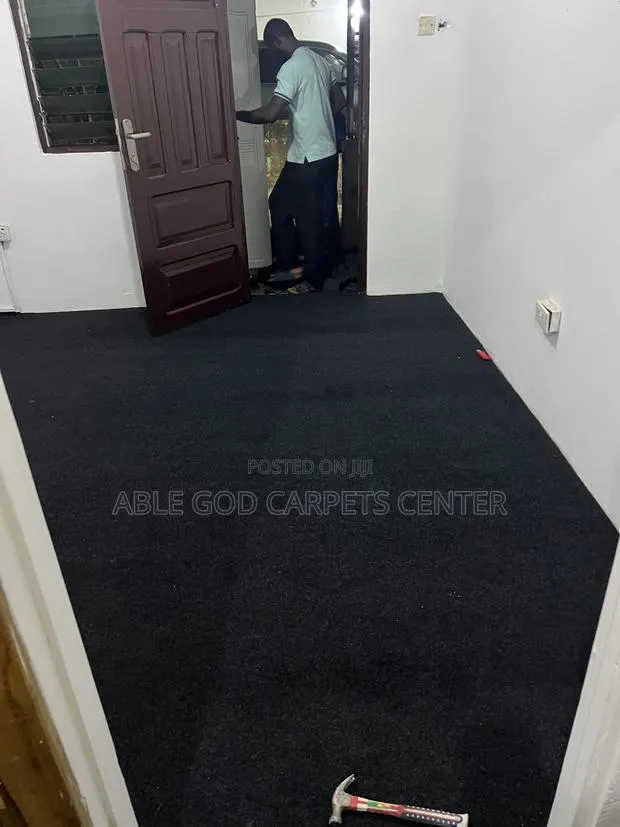 Dark Gray Woolen Carpets for Rooms and Offices · Photo 1