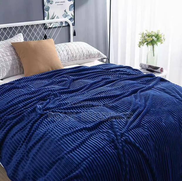 Luxurious Extra Soft Cushioning Stripped Throw Blanket Available · Photo 1