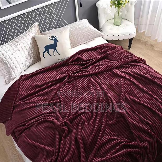 Luxurious Extra Soft Cushioning Stripped Throw Blanket Available · Photo 2