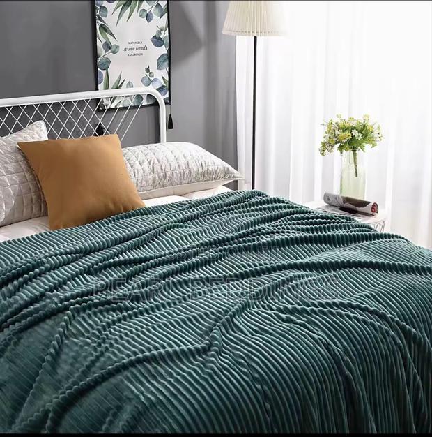 Luxurious Extra Soft Cushioning Stripped Throw Blanket Available · Photo 3
