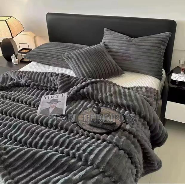 Luxurious Extra Soft Cushioning Stripped Throw Blanket Available · Photo 4