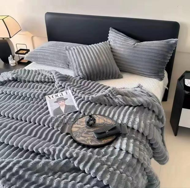 Luxurious Extra Soft Cushioning Stripped Throw Blanket Available · Photo 5