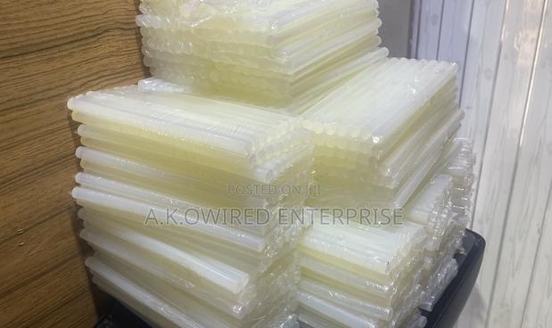 High Transparent Hot Melt Glue Stick 11*200mm (8pcs in a Pack) · Photo 1