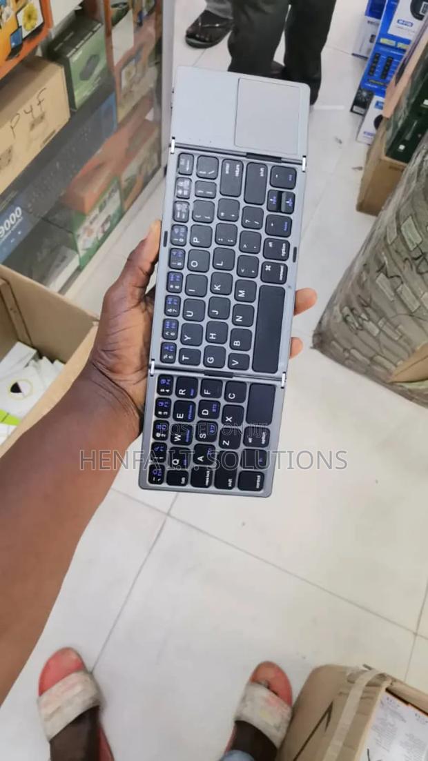 Foldable Bluetooth Keyboard With a Touchpad · Photo 2