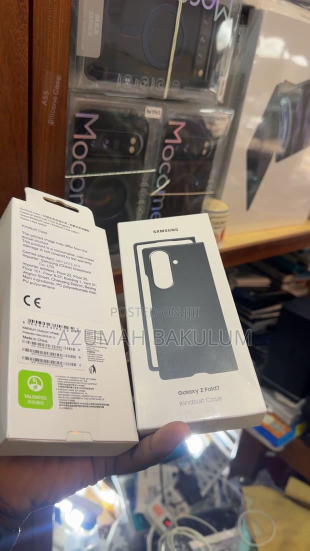 Samsung Galaxy Z Fold 7 Leather Case · Photo 2