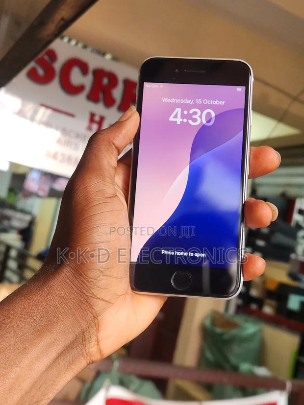 Apple iPhone SE (2020) 64 GB White · Photo 2