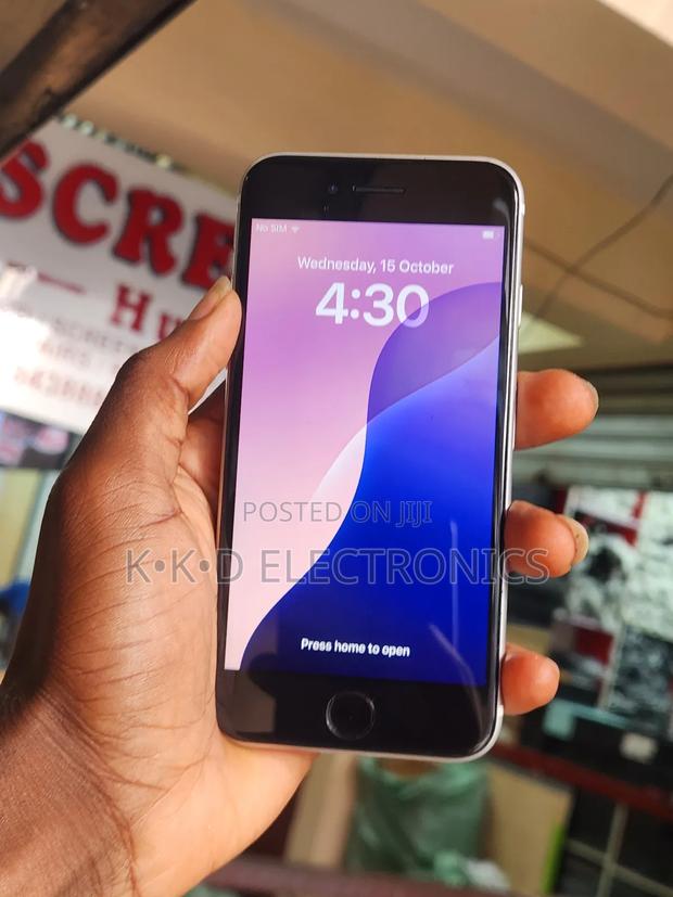 Apple iPhone SE (2020) 64 GB White · Photo 4