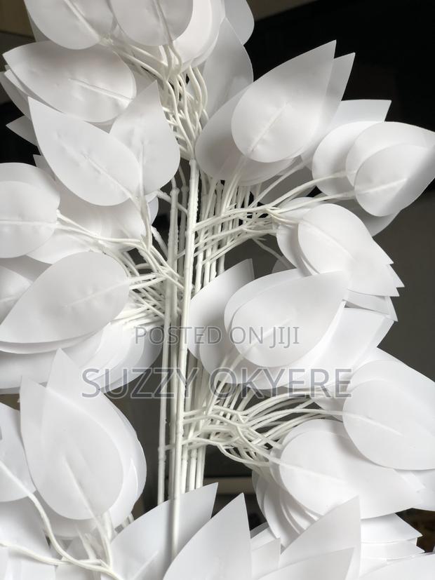Décor Flowers and Ladies Items · Photo 3
