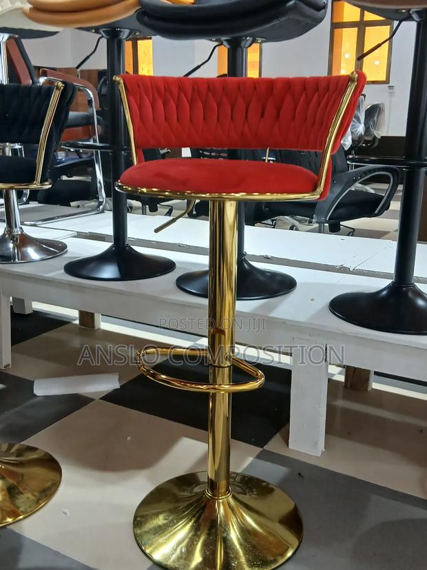 Round Bar Stool · Photo 1
