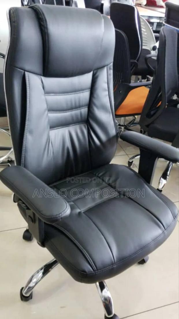 Relaxable Executive Swivel Chair · Photo 1