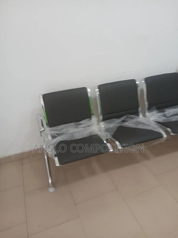 Black Waiting Bench · Photo 2