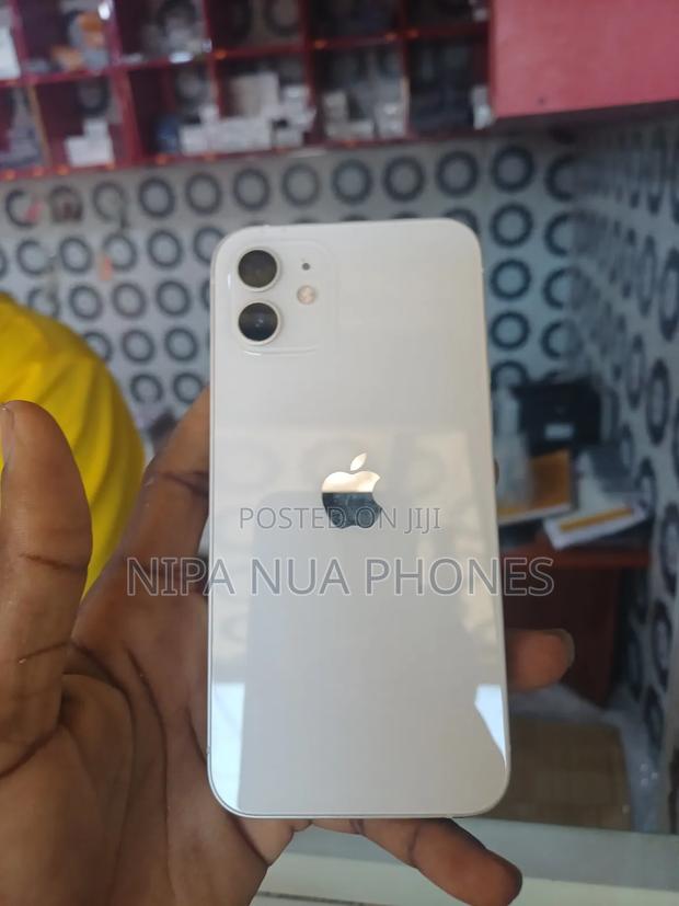 Apple iPhone 12 64 GB Silver · Photo 2