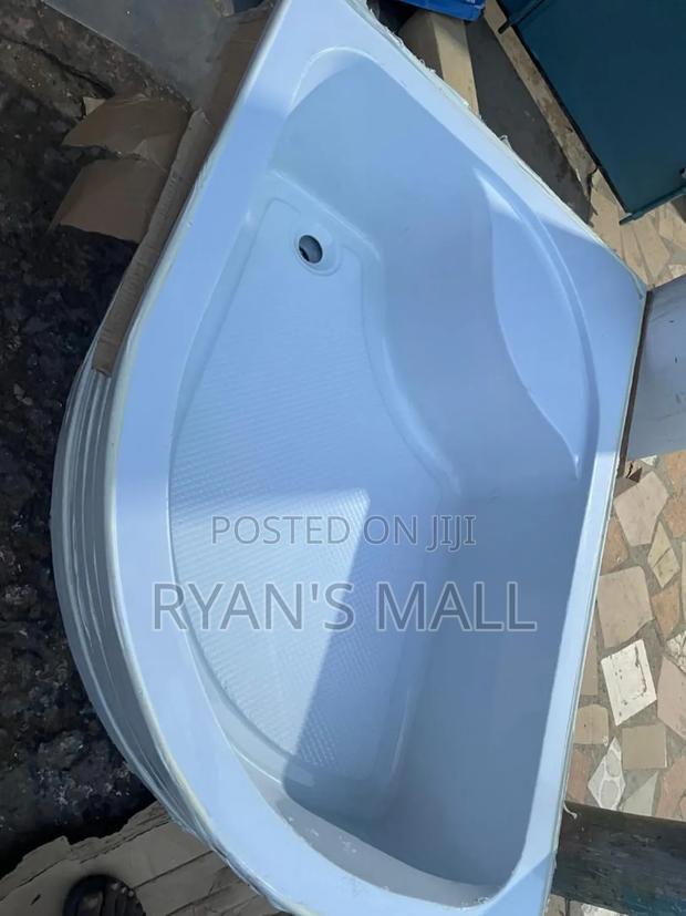 Corner Bathtub From Spain · Photo 1