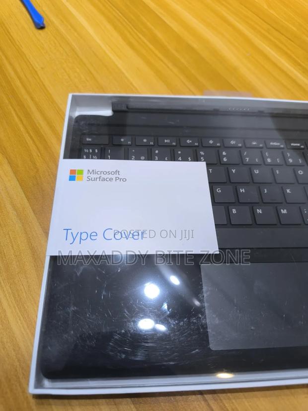 Microsoft Surface Pro Type Cover · Photo 2