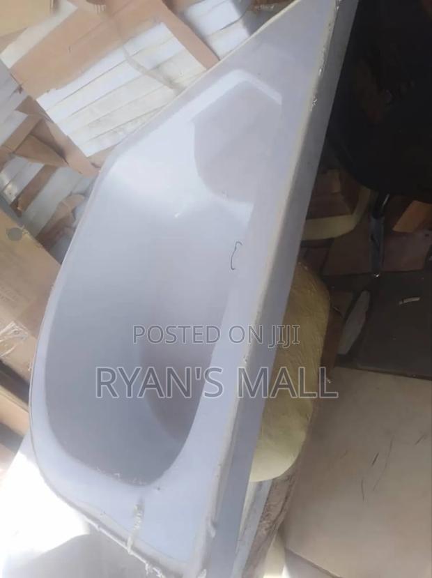 Corner Bathtub From Spain · Photo 2