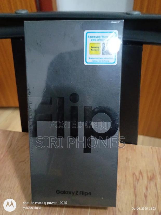 New Samsung Galaxy Z Flip4 256 GB Black · Photo 2