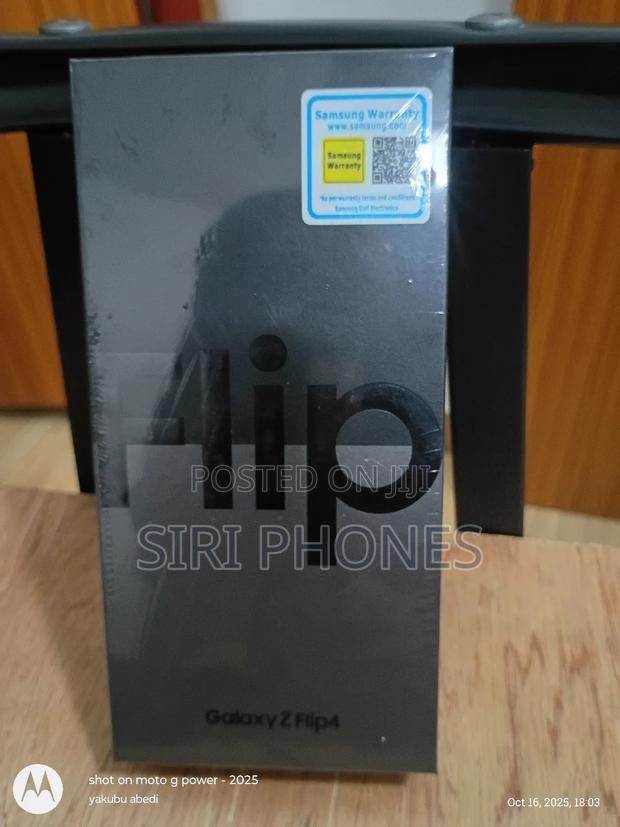 New Samsung Galaxy Z Flip4 256 GB Black · Photo 1