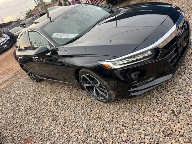 Honda Accord Touring 2018 Black · Photo 2