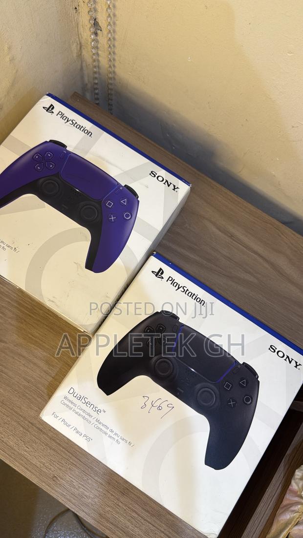 Play Station 5 Controllers · Photo 1