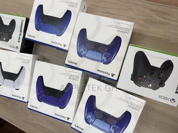 Play Station 5 Controllers · Photo 2
