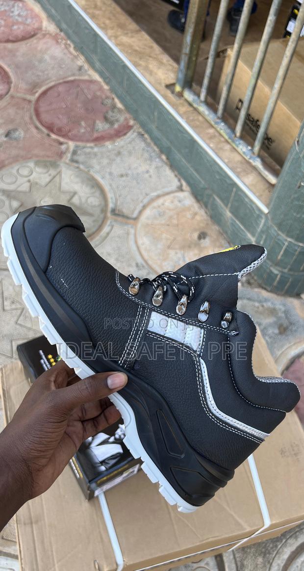 Safetoe Safety Shoe · Photo 3