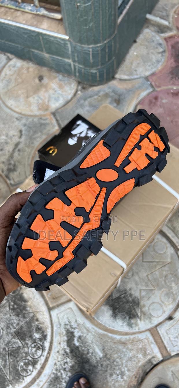 Safetoe Low-cut Safety Shoe · Photo 2