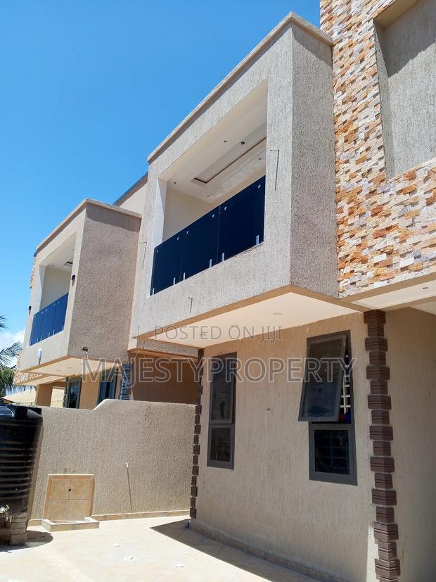 3bdrm Duplex in Batsona, Spintex for sale · Photo 6