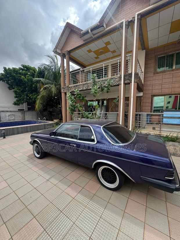 Mercedes-Benz W123 1978 Black · Photo 2