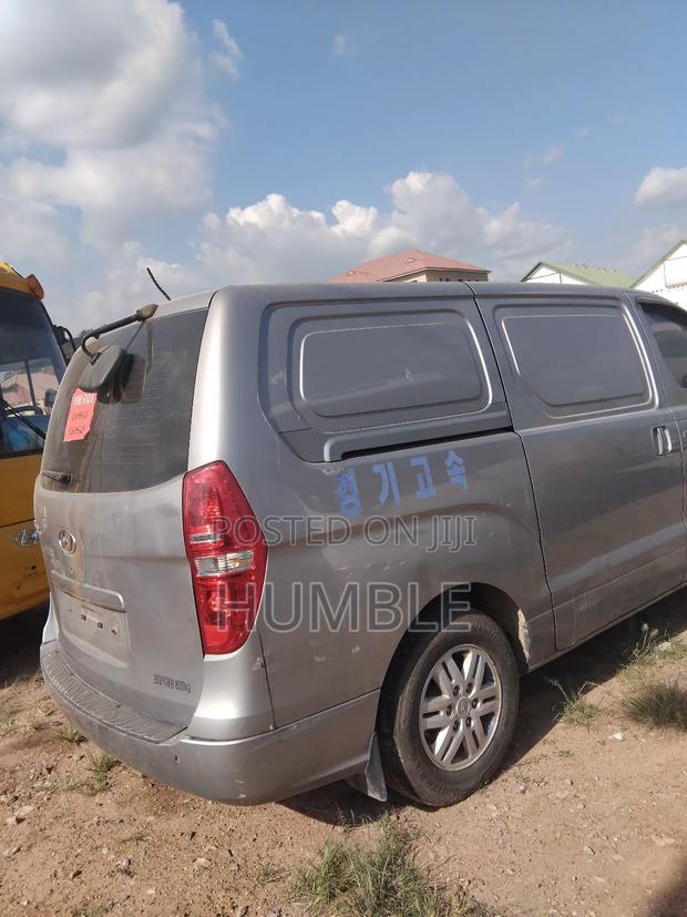 Hyundai Starex 2018 Silver · Photo 2