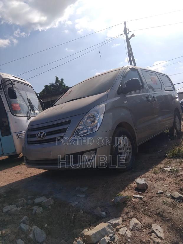 Hyundai Starex 2018 Silver · Photo 3