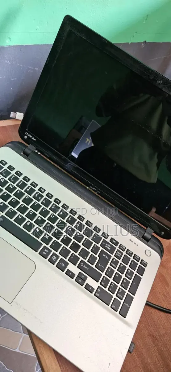 Laptop Toshiba Satellite L50 12GB Intel Core i3 SSD 128GB · Photo 1