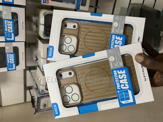 iPhone 17 Pro Max Iridescent Case · Photo 4
