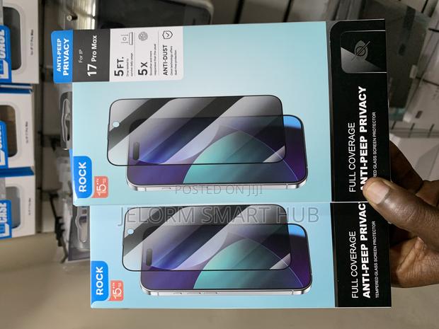 iPhone 17 Pro Max Clear and Privacy Screen Protector · Photo 2