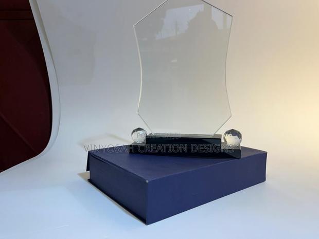 Crystal Plaque With Branding · Photo 4