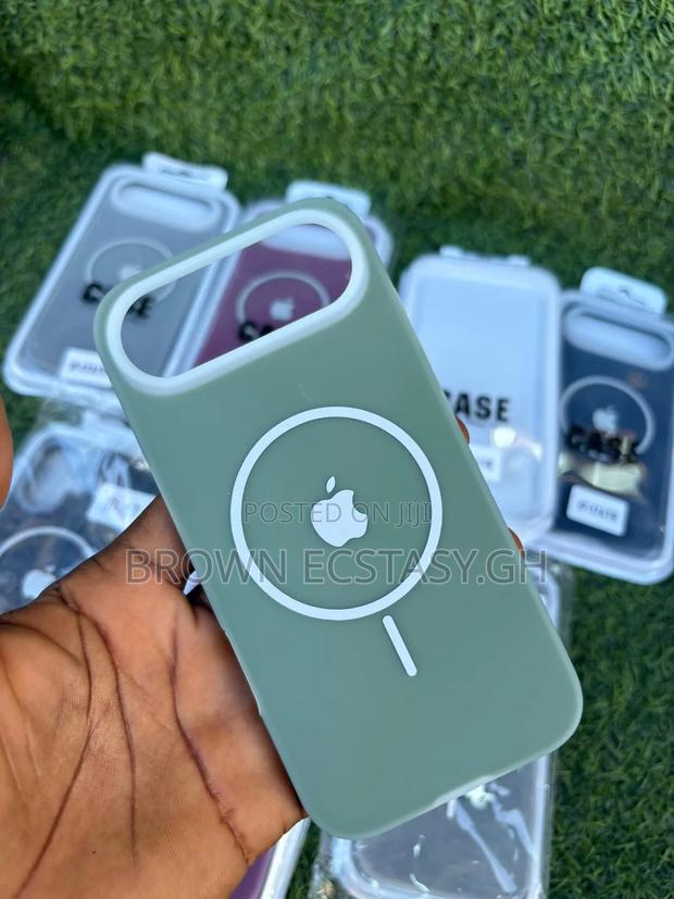 iPhone 17 and 17 Air Advance Silicone Case · Photo 2