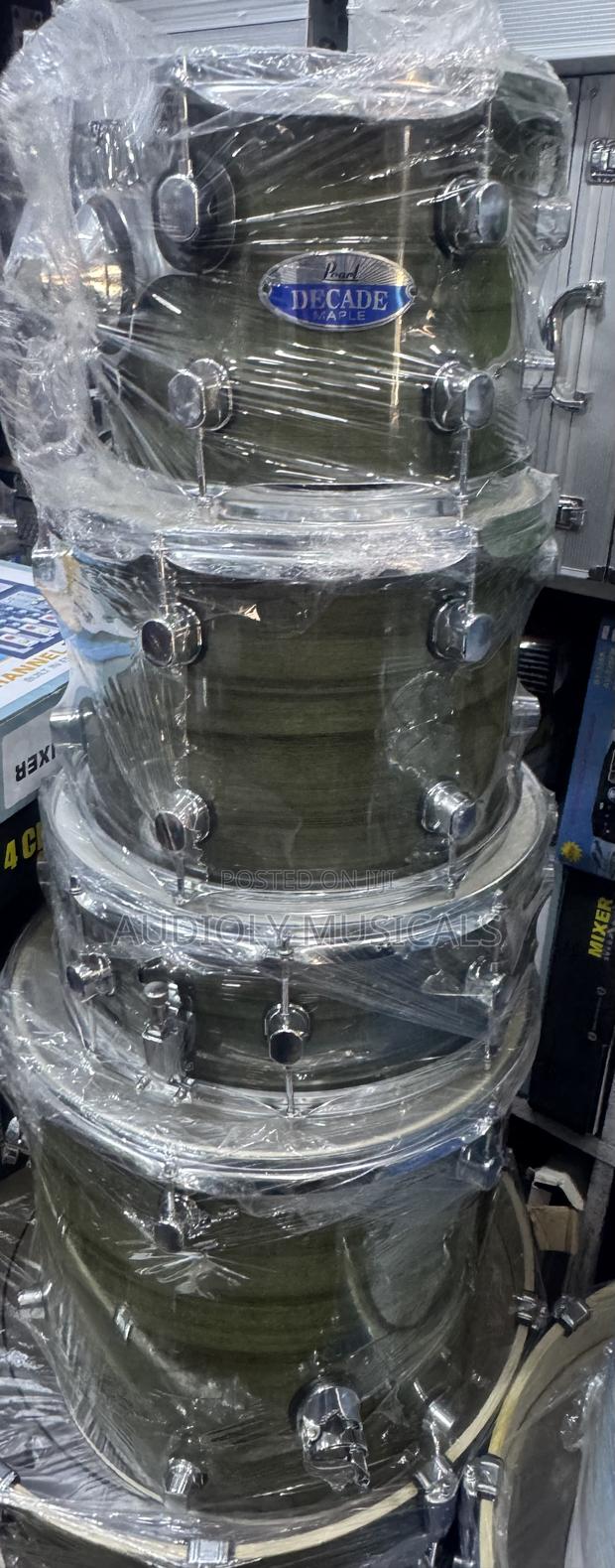 Pearl Decade 5-Set Drums With Two Cymbals · Photo 1