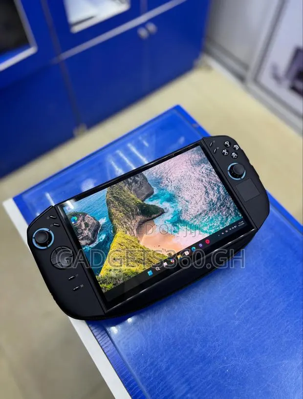 Lenovo Legion Go 2 (1tb SSD + 32gb Ram) · Photo 1