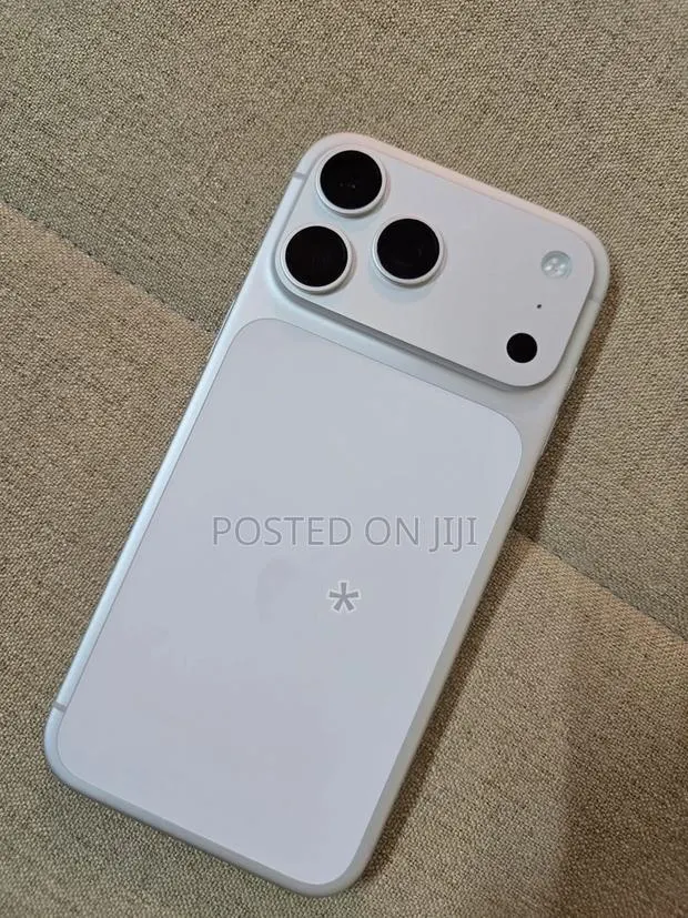 Apple iPhone 17 Pro Max 256 GB Silver · Photo 1
